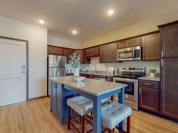 Lake Jonathan Flats | 3000 N Chestnut St, Chaska, MN