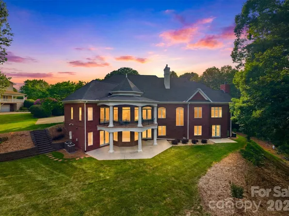 3745 Pinecrest Dr NE, Hickory, NC 28601