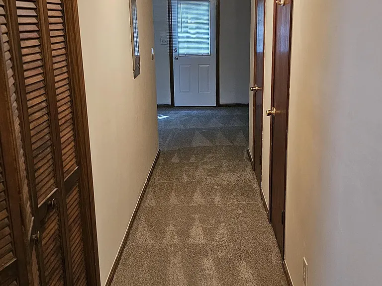 1709 Riverside Ct NE — Photo 12