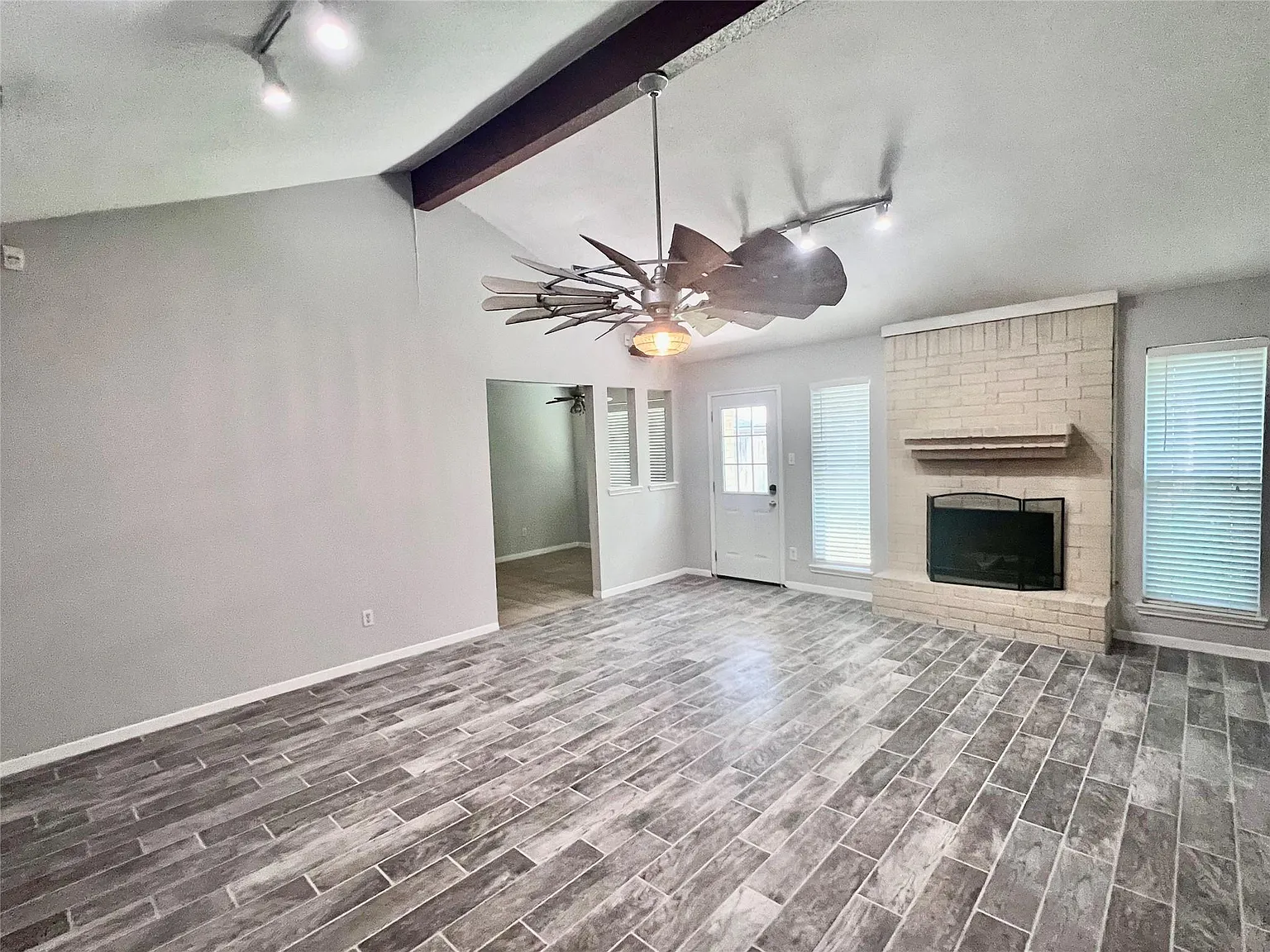3 bed, 2.0 bath, 1675 sqft, $2,200 — Photo 2