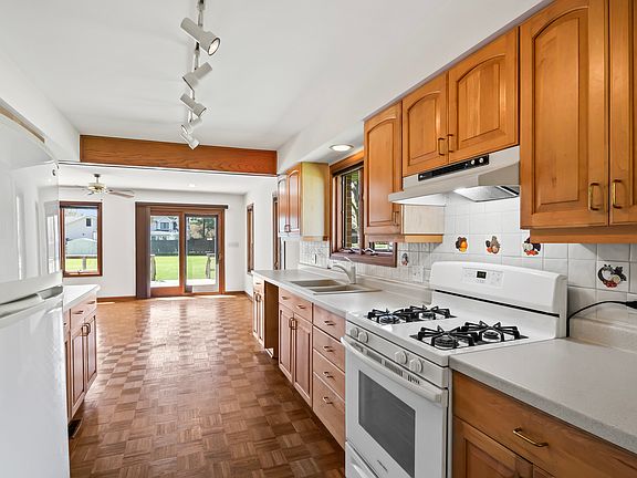 3rd image of 557 W Kenilworth Ave