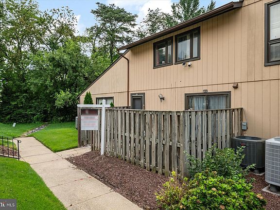 3rd image of 516 West Ct