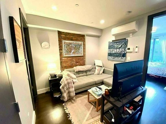 2nd image of 444 Franklin Ave APT 3B