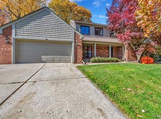 354 Tanglewood Dr, Rochester Hills, MI 48309
