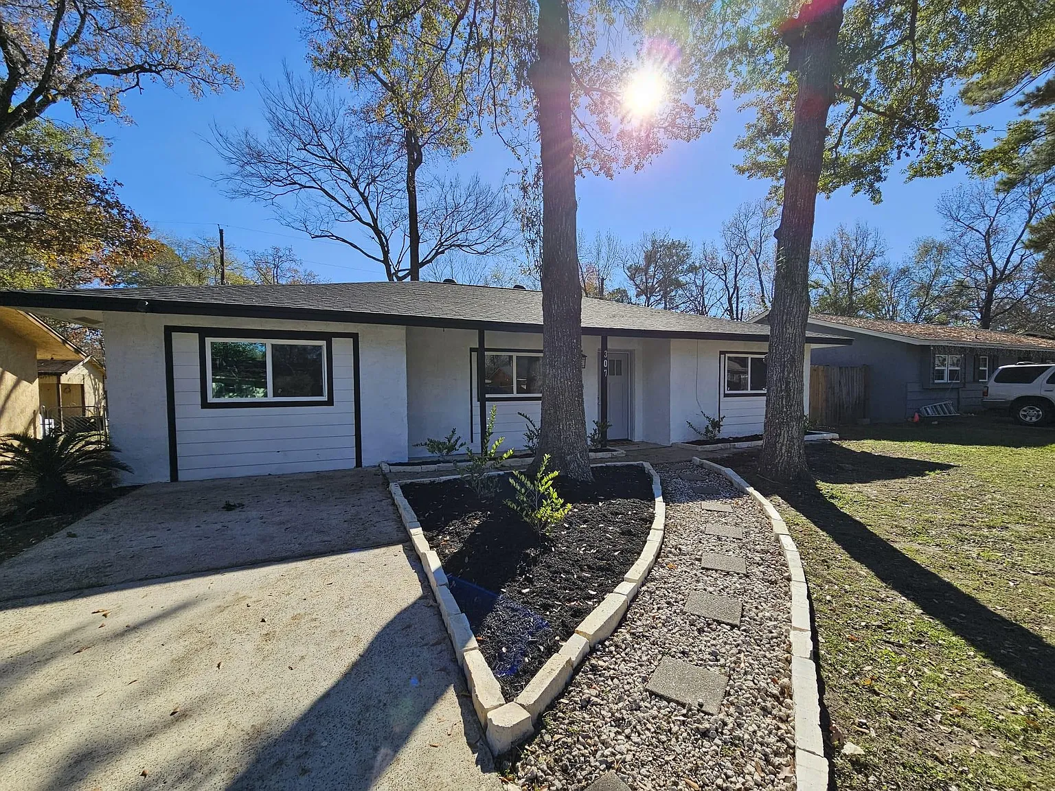 3 bed, 2.0 bath, 1360 sqft, $1,870 — Photo 1