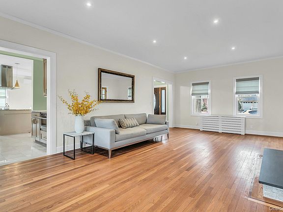 5th image of 85 Violet Avenue