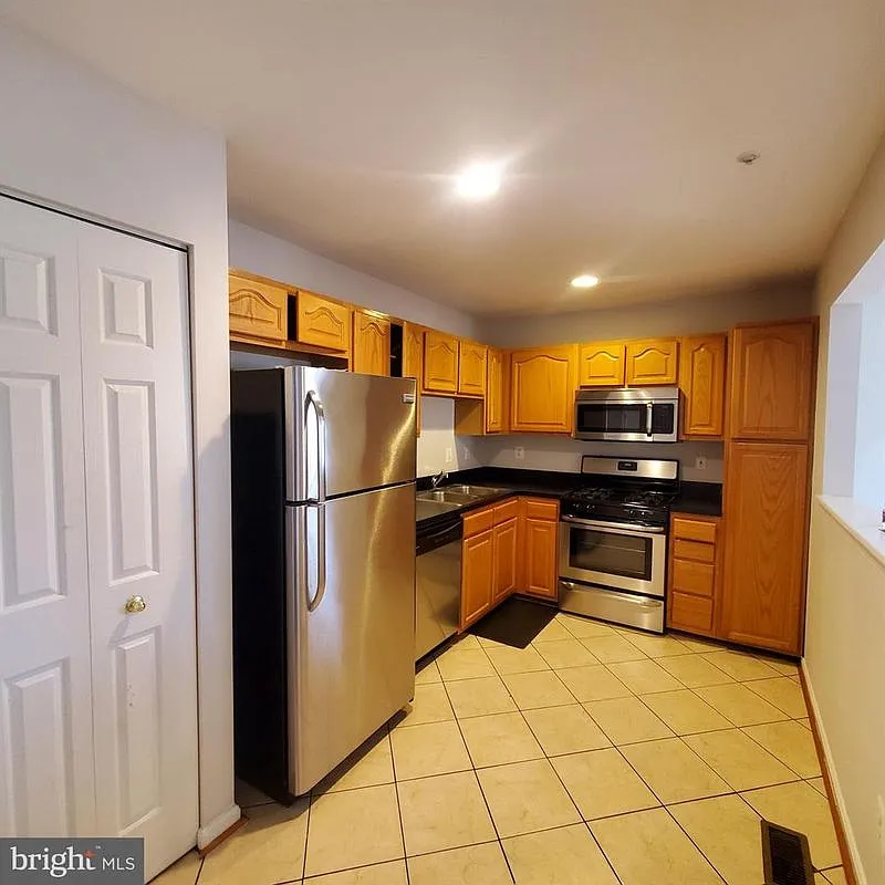 3 bed, 3.0 bath, 1618 sqft, $2,800 — Photo 4