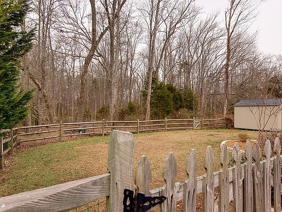 Wooded retreat, fenced yard