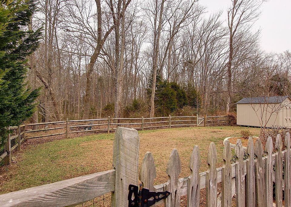 Wooded retreat, fenced yard