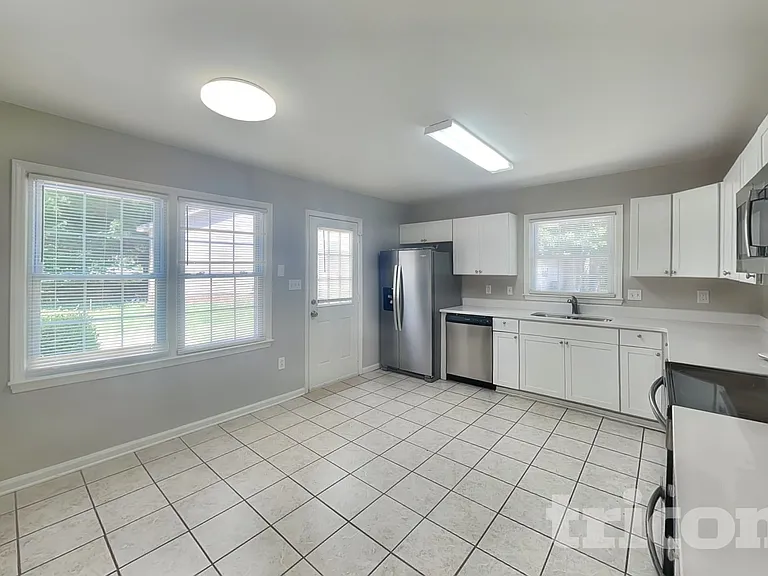 7400 Palmetto Ct — Photo 4