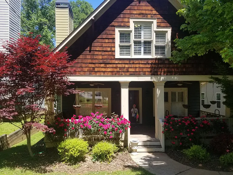 2804 White Oak Dr — Photo 1