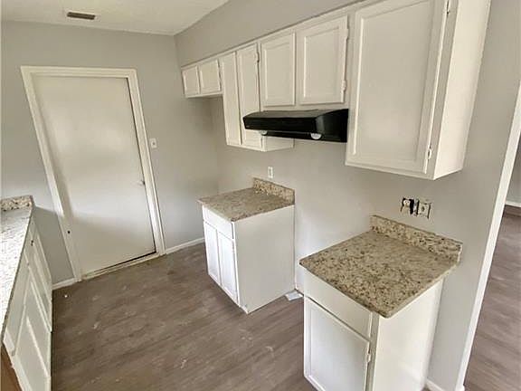 4th image of 2201 Meadowglen Dr