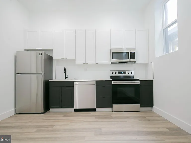 1153 N Front St #3F — Photo 5