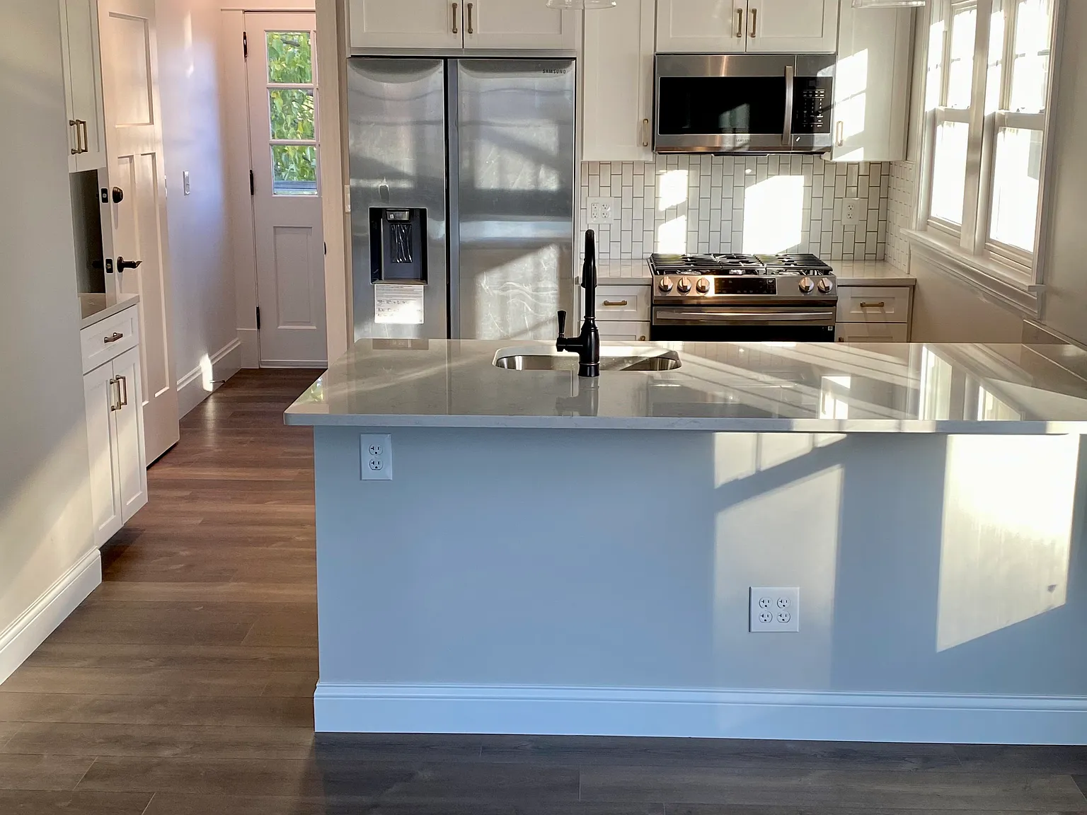 2 bed, 1058 sqft, $1,750 — Photo 2