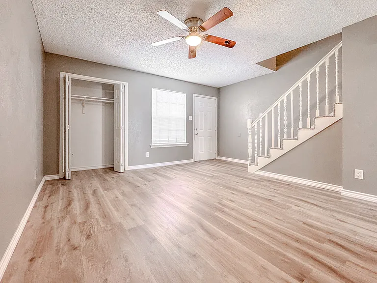 1050 Southmoor Ave — Photo 3
