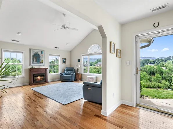 323 Hemlock Springs Trl, Weaverville, NC 28787