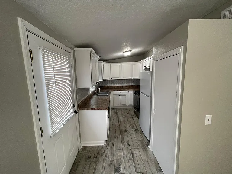2302 W 4th St — Photo 3