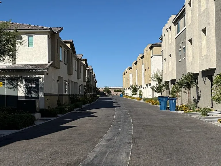 2726 Atomic Tangerine Way #2 — Photo 27