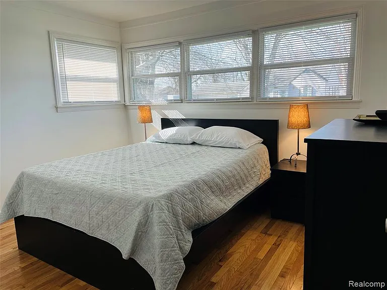1040 E Maxlow Ave — Photo 10