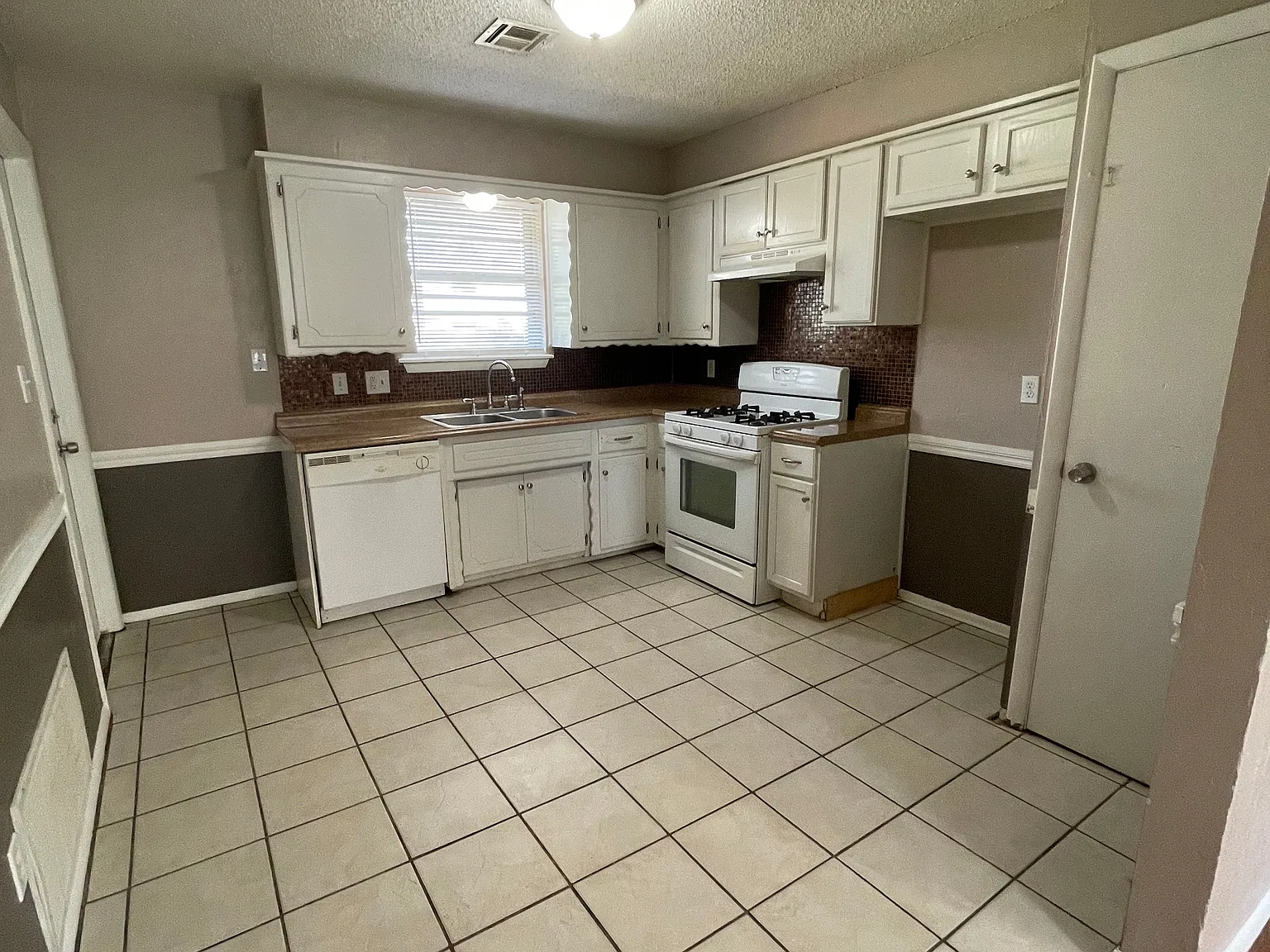 3 bed, 850 sqft, $1,150 — Photo 3