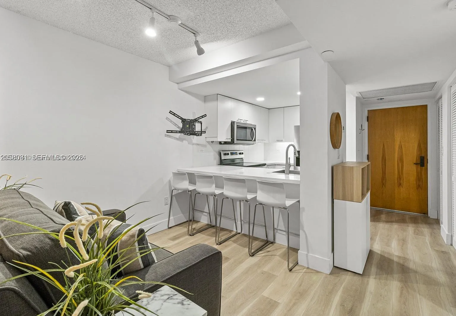 Grove Square Condo — Photo 3