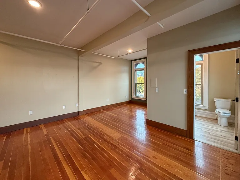 17 SW Frazer Ave — Photo 6