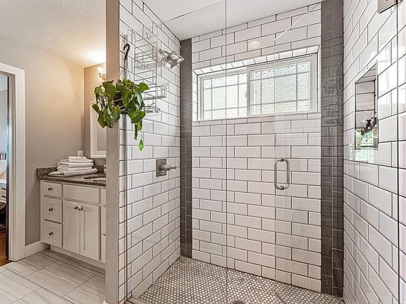 4th image of 3035 N Race St