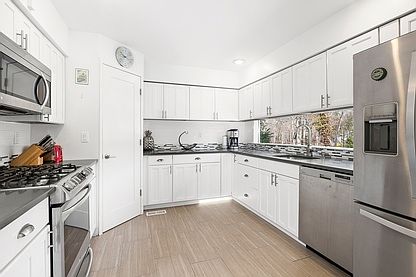 4th image of 17 Shorewood Dr