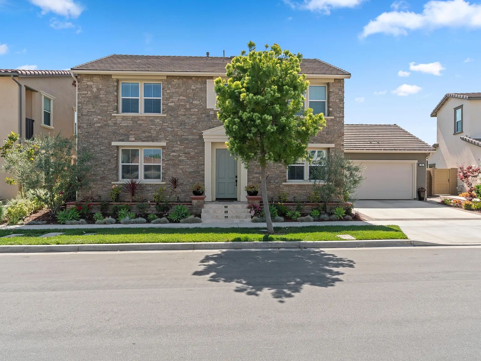 4 bed, 2536 sqft, $6,495 — Photo 1