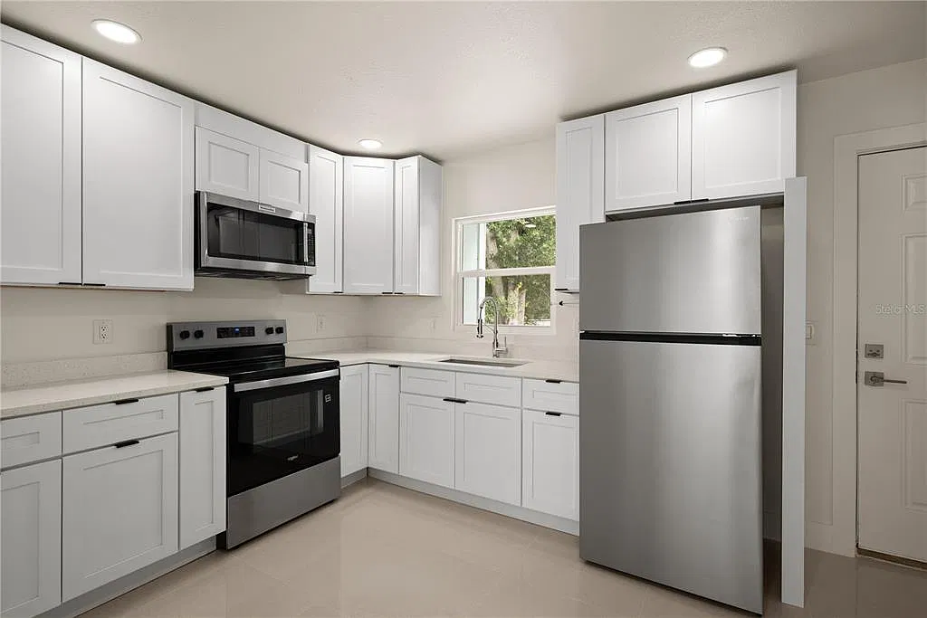 2 bed, 1.0 bath, 1046 sqft, $1,995 — Photo 2