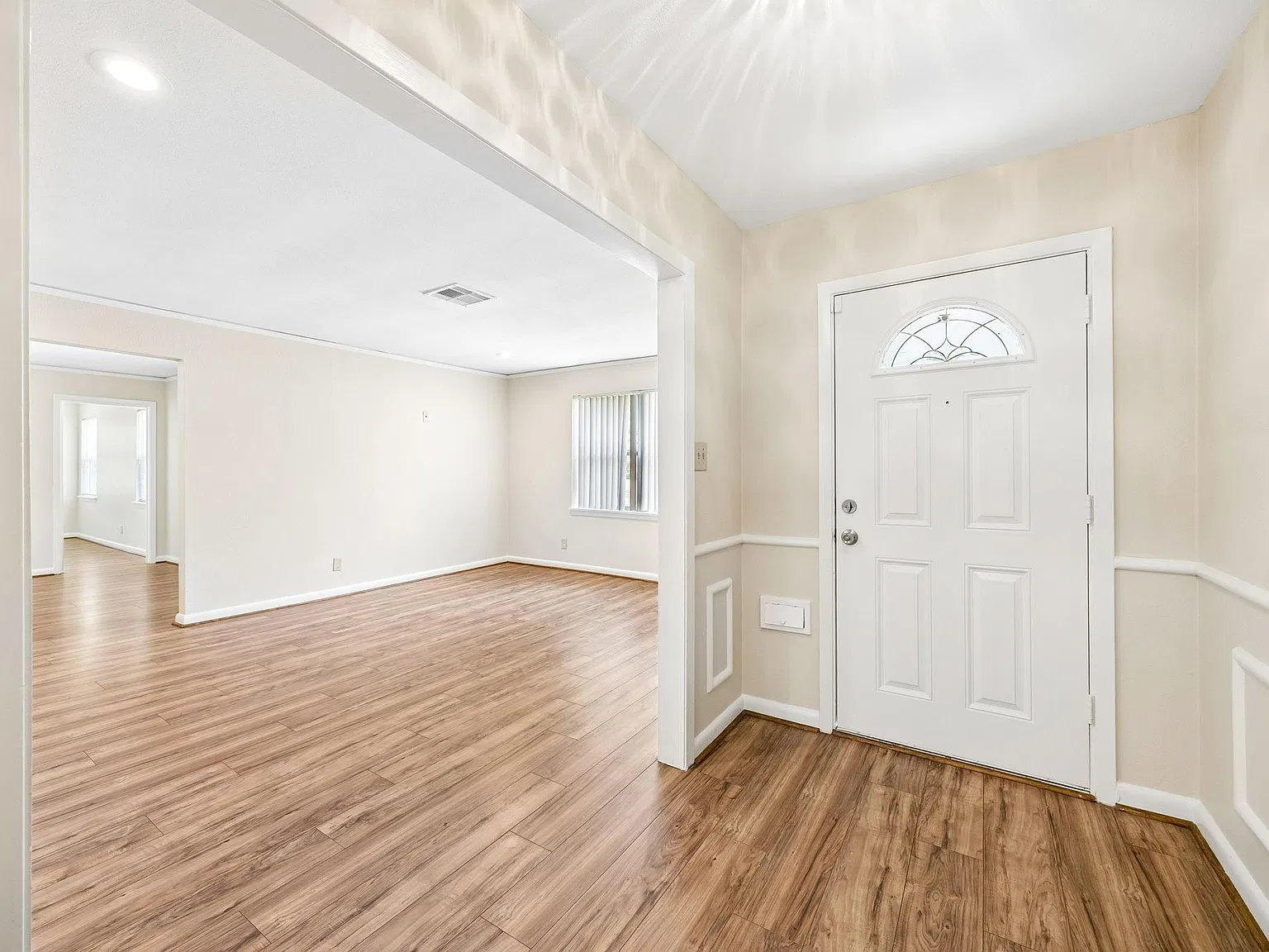 4 bed, 3.0 bath, 2480 sqft, $2,400 — Photo 4