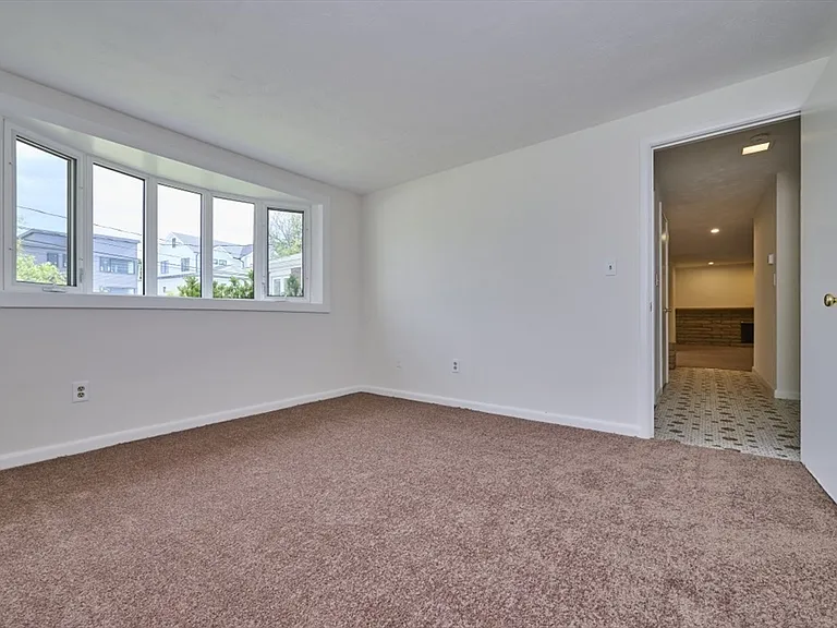 51 Pratt Dr — Photo 15