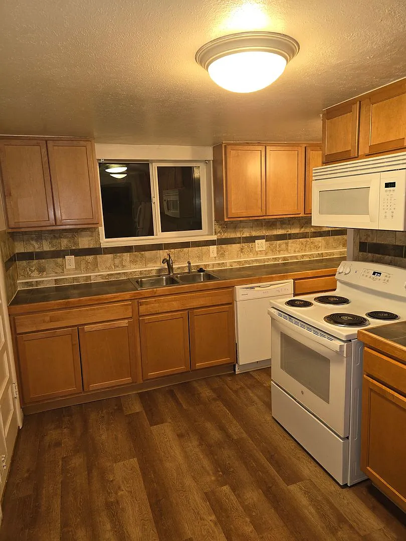 2 Bed 1 Bath Garden Level Duplex — Photo 3
