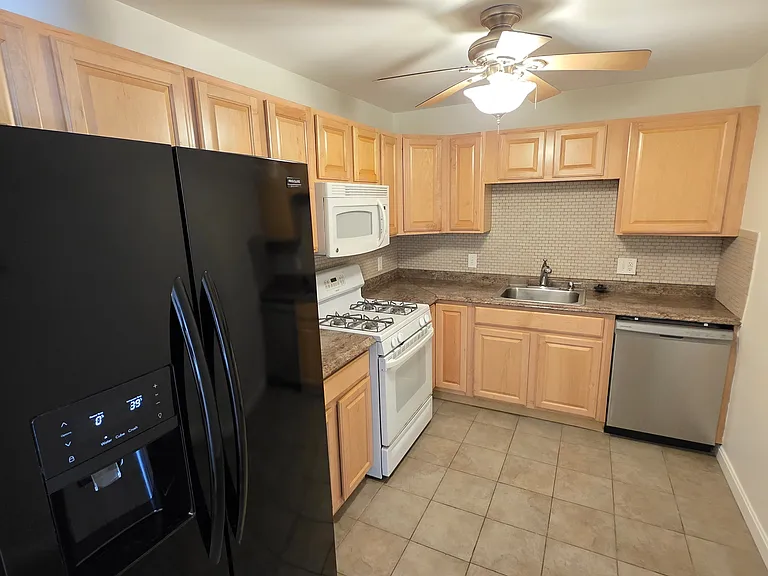 750 Quaker Ln #311 — Photo 4