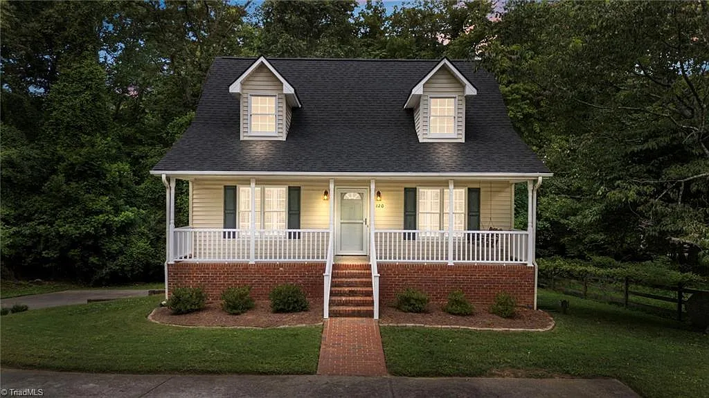 3 bed, 1387 sqft, $2,700 — Photo 1