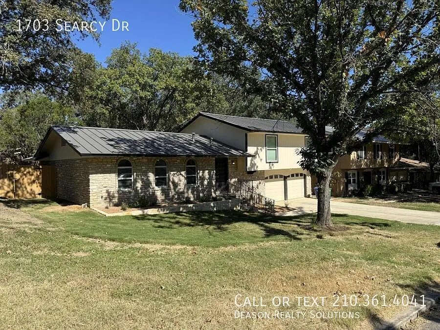 1703 Searcy — Photo 2