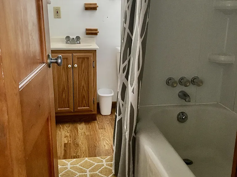 1043 Memorial Ave — Photo 5