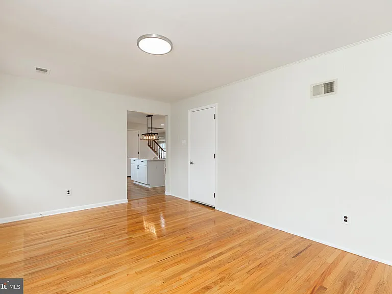 410 Woodlawn Ave — Photo 15