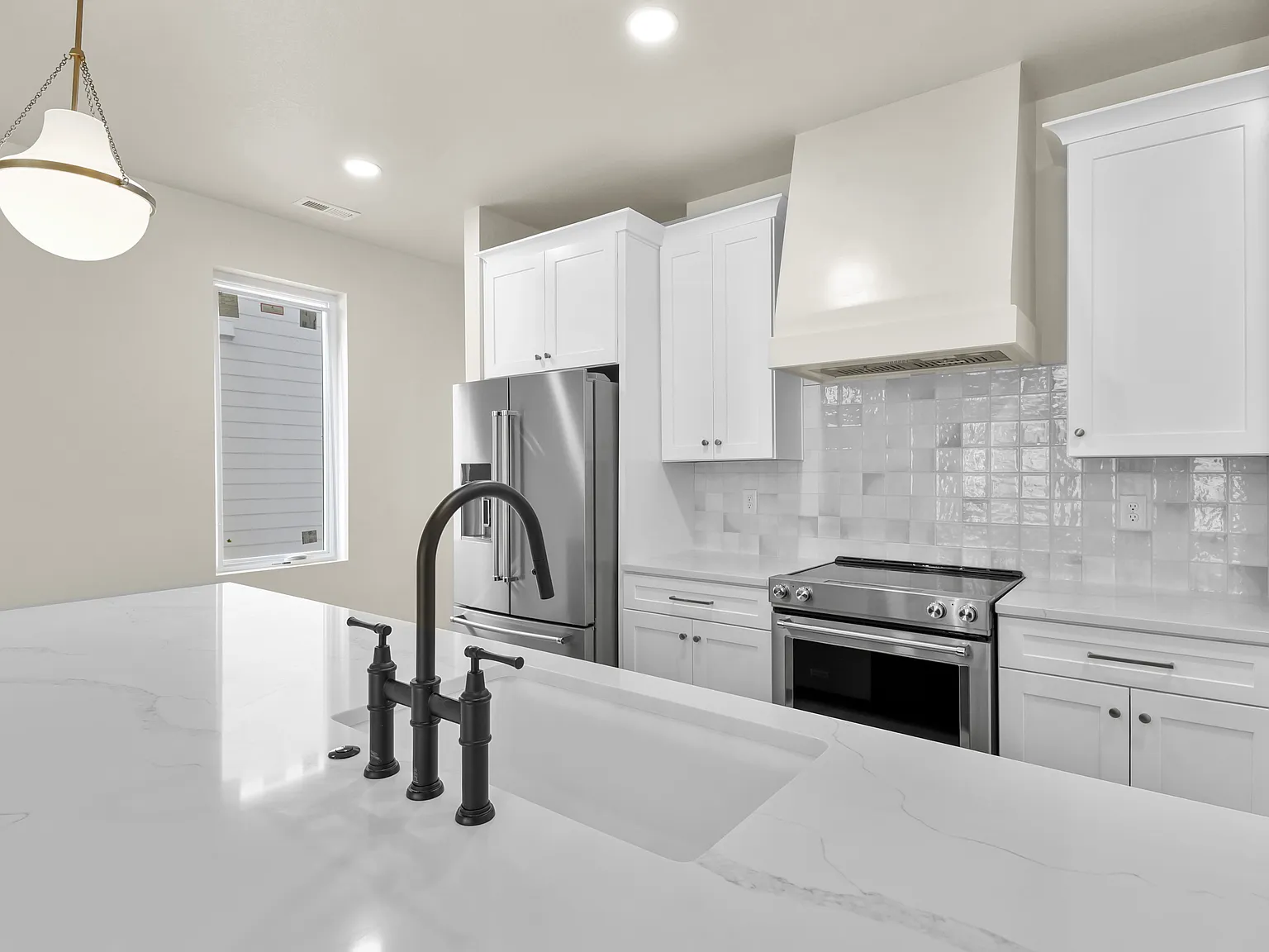 4 bed, 3.5 bath, 2282 sqft, $3,150 — Photo 2