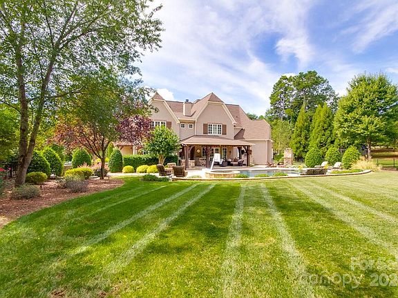 4th image of 284 Milford Cir