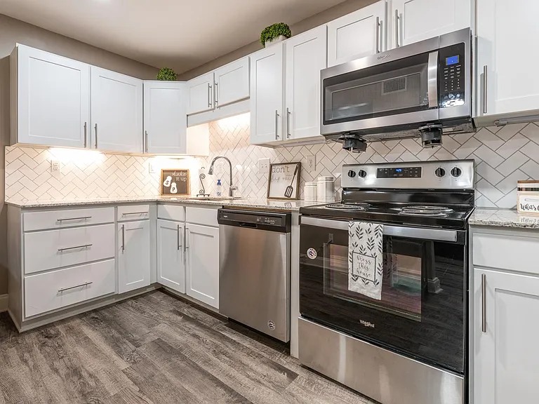 Doral Apartments — Photo 23
