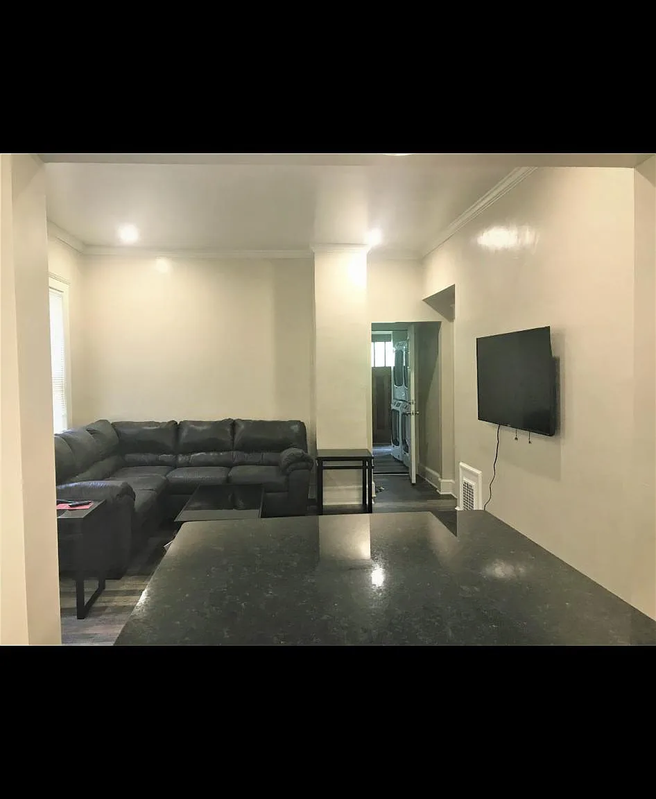 8 bed, 2932 sqft, $6,800 — Photo 2