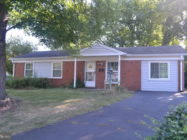 706 S Dogwood Ct, Sterling, VA 20164