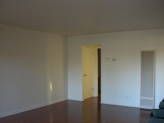 5th image of 20327 Saticoy St Unit 316