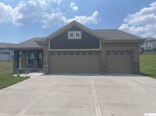 913 Arlene Cir, Papillion, NE 68046