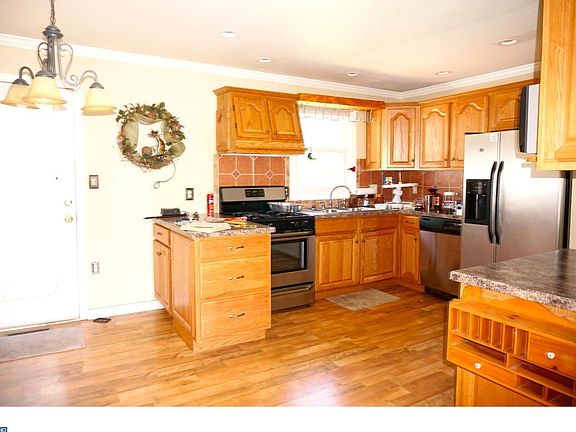 5th image of 405 Binstead Ave