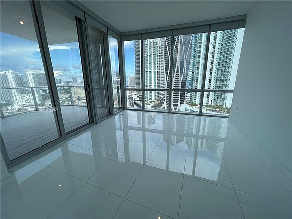 4th image of 851 NE 1st Ave Unit 2301