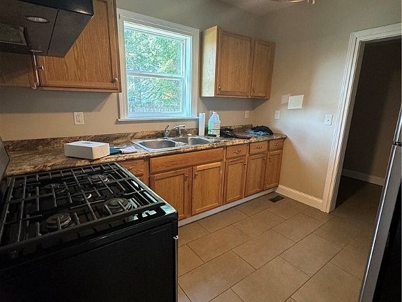 4th image of 416 Gladstone St