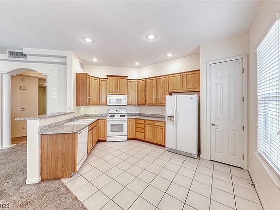 5th image of 219 Big Horn Dr Unit 4