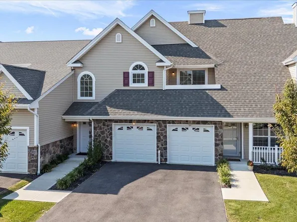 7 Steven Circle #7, Dix Hills, NY 11746